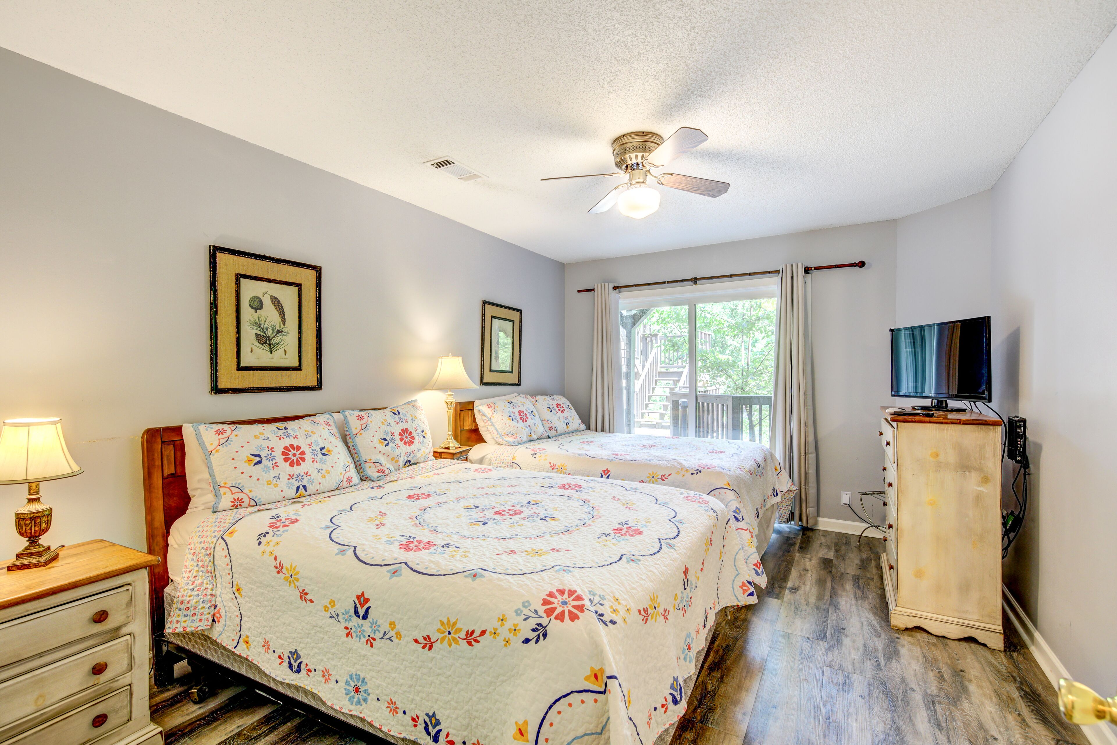 2 bedrooms, iron/ironing board, internet, bed sheets