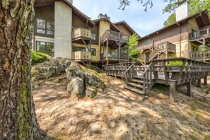 Exterior - Dog-friendly waterfront condo with full kitchen, furnished deck and river views (Helen)