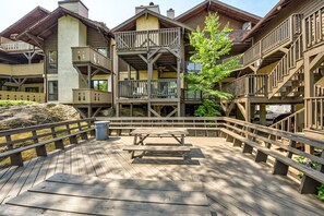 Outdoor dining - Dog-friendly waterfront condo with full kitchen, furnished deck and river views (Helen)