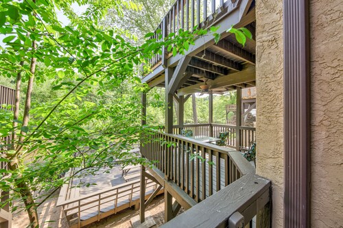 Dog-friendly waterfront condo with full kitchen, furnished deck and river views