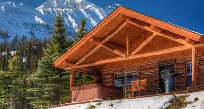 The Outlaw-Cowboy Heaven Cabin, Best Ski-in/out & Views, New Bathrooms, Hot Tub