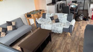 TV connectée, lecteur de DVD, livres, vidéothèque