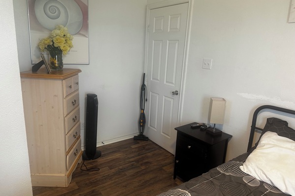 3 bedrooms, iron/ironing board, WiFi (free), bed sheets