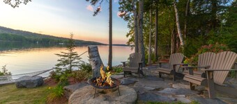 Järvenrantahotelli tarjoaa upeat näkymät vedelle, turvatarkastus kuistilla, telakka ja takka