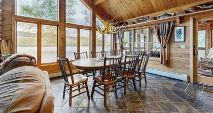 Järvenrantahotelli tarjoaa upeat näkymät vedelle, turvatarkastus kuistilla, telakka ja takka