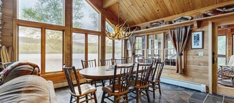 Lodge aan het meer met een prachtig uitzicht op het water, afgeschermde veranda, dock en vuurplaats