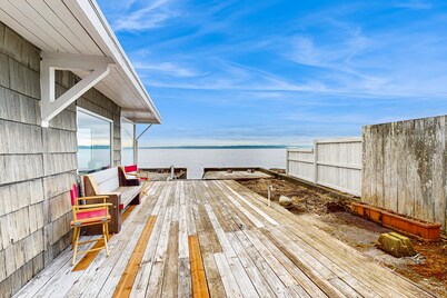 Stylish & historic seaside cottage with easy beach access & amazing views