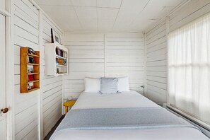 3 bedrooms, free internet, bed sheets