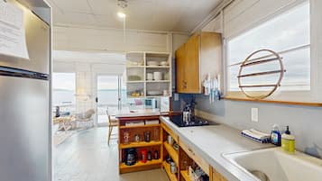 Cafetière/bouilloire, réfrigérateur, micro-ondes, plaque de cuisson