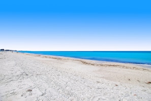 På stranden