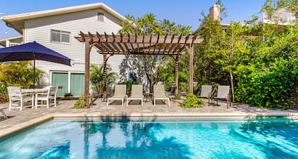 Beautiful, well-maintained home w/ heated private pool - walk to beach & dining