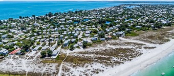 Beautiful, well-maintained home w/ heated private pool - walk to beach & dining