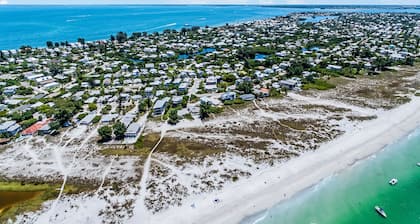 Kaunis, hyvin hoidettu koti w / oma uima-allas - kävellä rannalle, ruokailu ja paljon muuta!