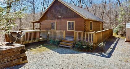 Cabaña apartada y mejorada con sala de juegos, cubierta envolvente y bañera de hidromasaje privada