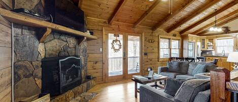 テレビ、暖炉、テレビゲーム、テーブルサッカー台