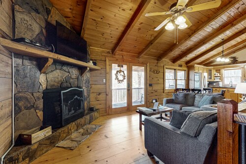 Secluded & upgraded cottage w/ game room, wraparound deck, & private hot tub