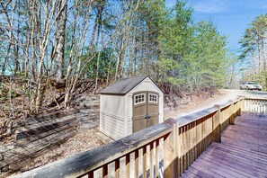 Property grounds - Secluded & upgraded cottage w/ game room, wraparound deck, & private hot tub (Blue Ridge)