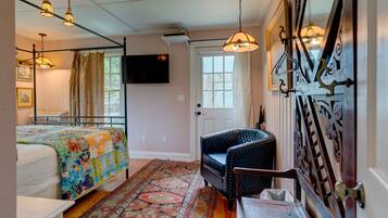 3 bedrooms, iron/ironing board, internet, bed sheets