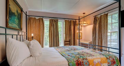 Quaint getaway with full kitchen and lush yard - close to the beach and downtown