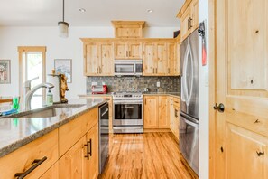 Fridge, microwave, oven, stovetop - Cozy creekfront home with Ping-Pong table, firepit & deck Dog-Friendly!! (Welches)