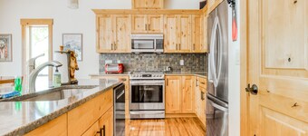 Cozy creekfront home with Ping-Pong table, firepit & deck Dog-Friendly!!