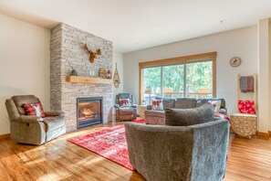 TV, fireplace, table tennis - Cozy creekfront home with Ping-Pong table, firepit & deck Dog-Friendly!! (Welches)