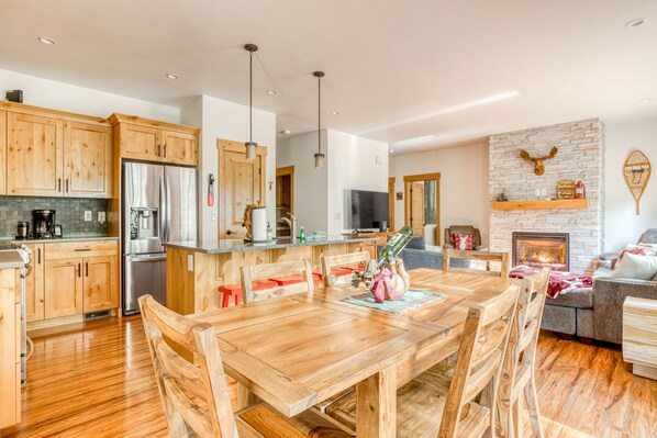 Interior - Cozy creekfront home with Ping-Pong table, firepit & deck Dog-Friendly!! (Welches)