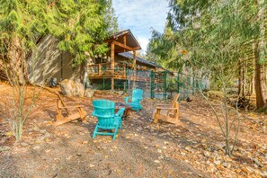 Property grounds - Cozy creekfront home with Ping-Pong table, firepit & deck Dog-Friendly!! (Welches)