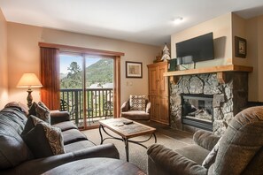 TV, fireplace, DVD player, books - Walk to the Slopes from this Condo with Great Views, Shared Pool, Hot Tub & Sauna (Keystone)