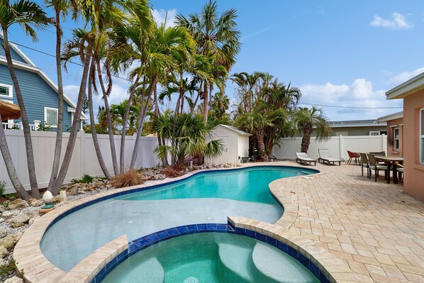 A heated pool - Dog-friendly seaside home - heated private pool & spa, great location near beach (Holmes Beach)