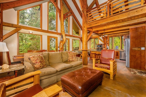 Cabin w/ private hot tub, gourmet kitchen, handcrafted wood details, near skiing