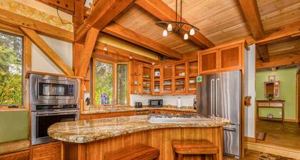 Cabina con bañera de hidromasaje privada, cocina gourmet, detalles de madera hechos a mano, cerca del esquí