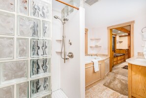 Free toiletries, hair dryer, towels - Cabin w/ private hot tub, gourmet kitchen, handcrafted wood details, near skiing (Girdwood)
