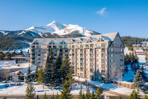 Mountain-view condo with heated hot tub, pool, sauna & easy access to slopes