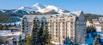 Mountain-view condo with heated hot tub, pool, sauna & easy access to slopes