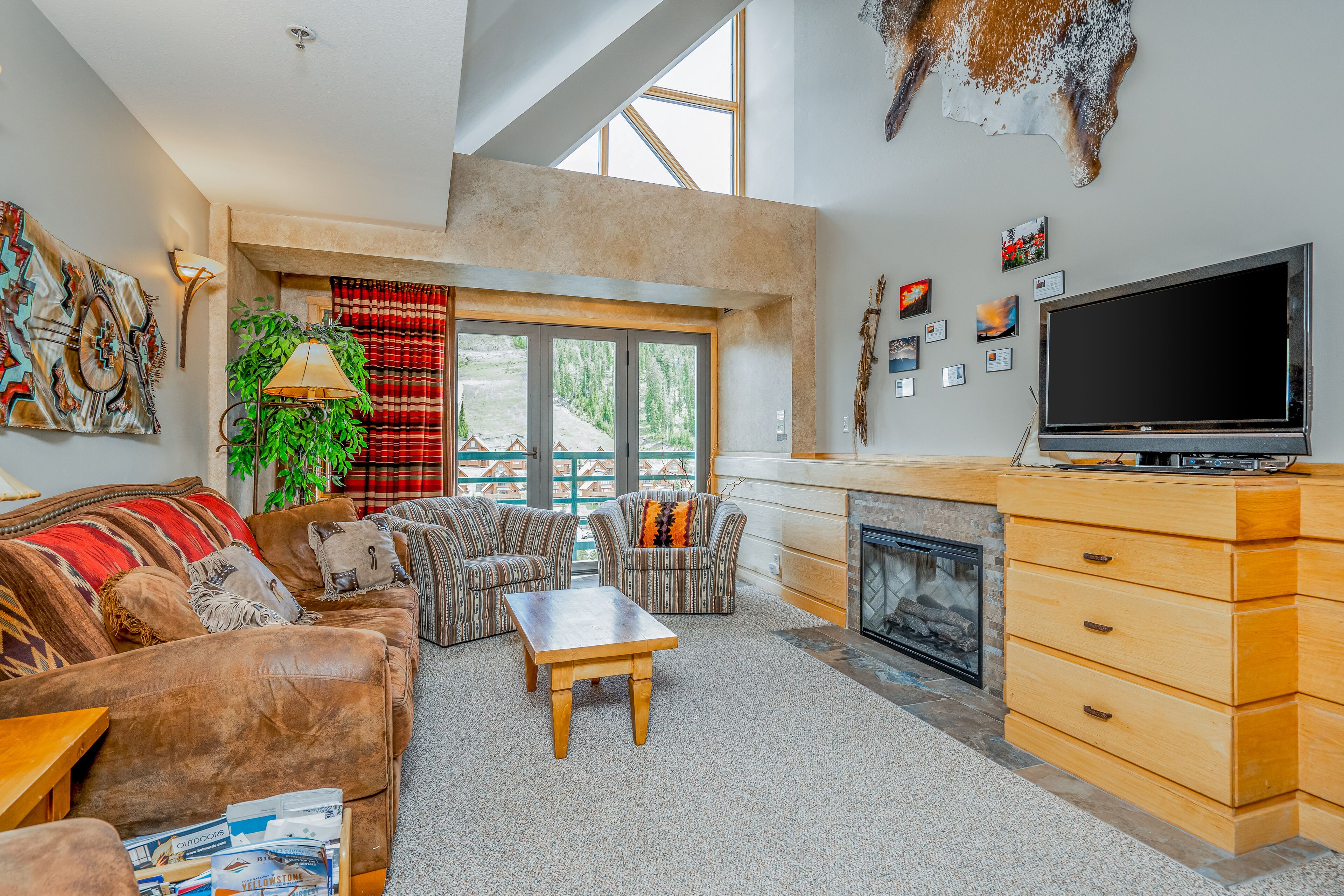 Ski-in/out condo with hot tub, pool, sauna & balcony - near shopping & dining
