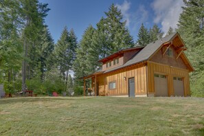 Exterior - Cozy woodland cabin in a peaceful location with forested views (White Salmon)