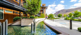 Top-floor penthouse condo with spectacular views - steps to lake/pool/hot tub