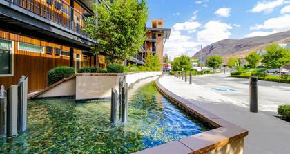 Top-floor penthouse condo with spectacular views - steps to lake/pool/hot tub