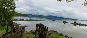 Chalet au bord du lac confortable w / quai, vue sur la montagne, endroit paisible et plus encore!