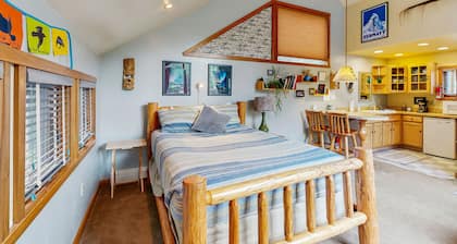 Studio with private hot tub, WiFI, & tranquil glacier views