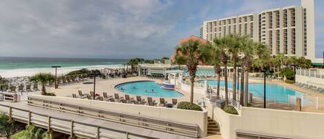 من حمّامات السباحة المغطاة