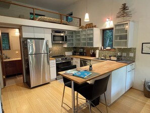 Fridge, microwave, oven, stovetop - CANCELLATION! July 11-14, 16-18 Now Available. Don’t miss out, Book Today! 😄 (Maple City)