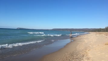 Ubicación cercana a la playa y toallas de playa
