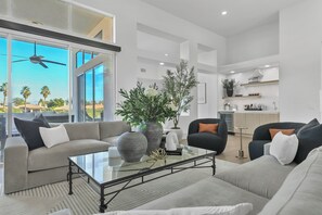 Smart TV, chimenea, reproductor de DVD y estéreo 