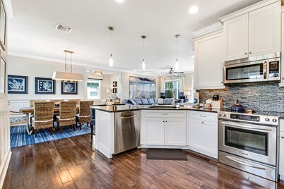 Welcoming condo close to the beach with private heated pool & WiFi