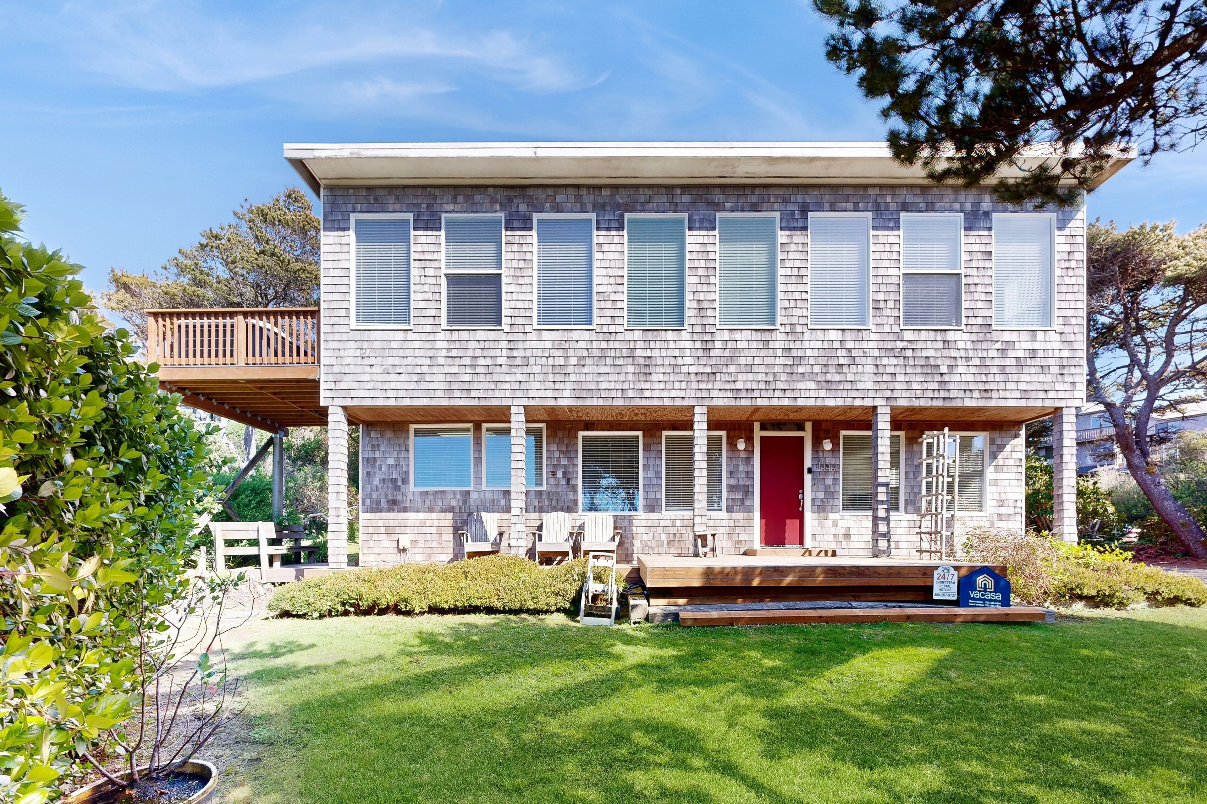 Bright & Modern House with Fireplace, Entertainment, Full Kitchen - Walk to Beach