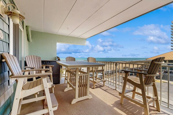 Outdoor dining - Cozy condo with ocean view - just steps from the beach (Ocean City)