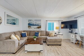 TV, DVD player, books - Cozy condo with ocean view - just steps from the beach (Ocean City)