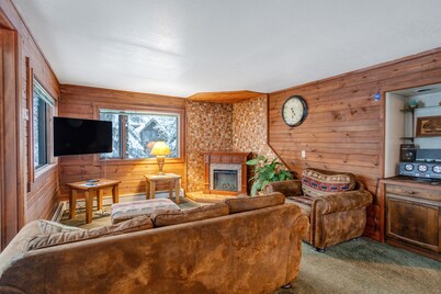 Conveniently located condo near skiing & hiking